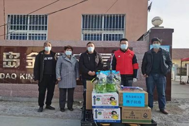 我们向当地有需要的人捐赠了防疫物资